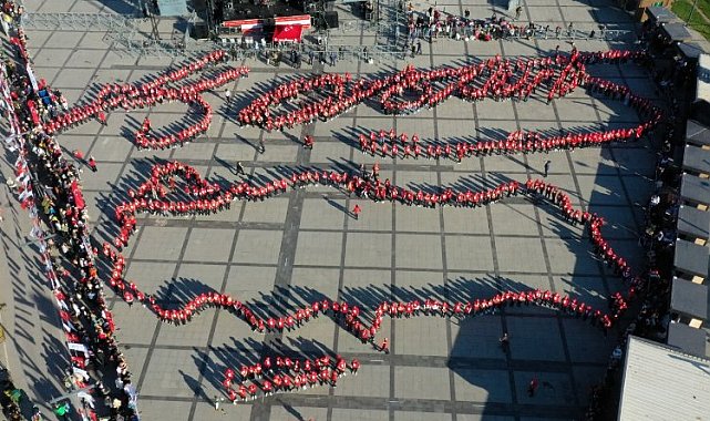 İzmit'te 1380 kişilik dev zeybek nefes kesti!