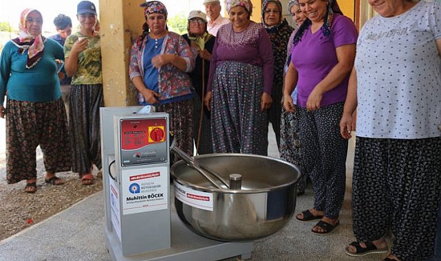Kadınların hamur yoğurma makinesi sevinci