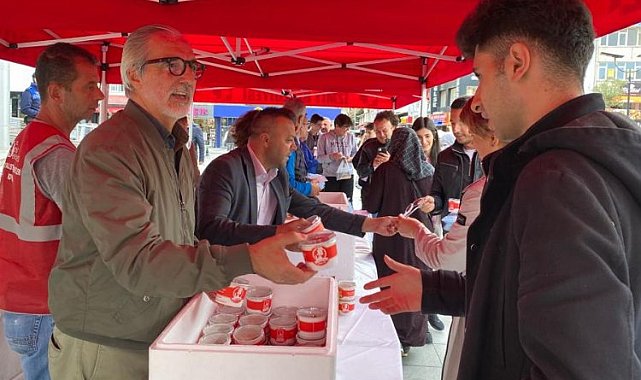 Kocaeli İzmit'te vatandaşlara helva dağıtıldı