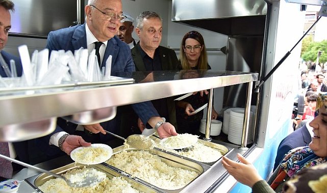 Manisa'da mobil ikram aracından pilav hayrı
