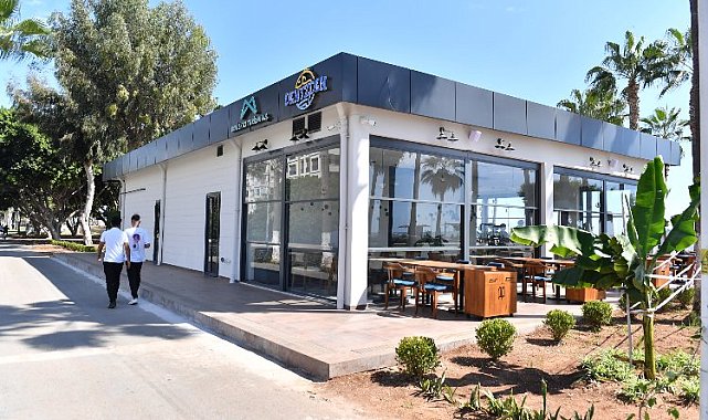 Mersin sahili renklendi