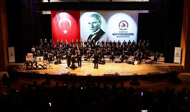 160 kişilik dev koro Ata'sı için sahnede