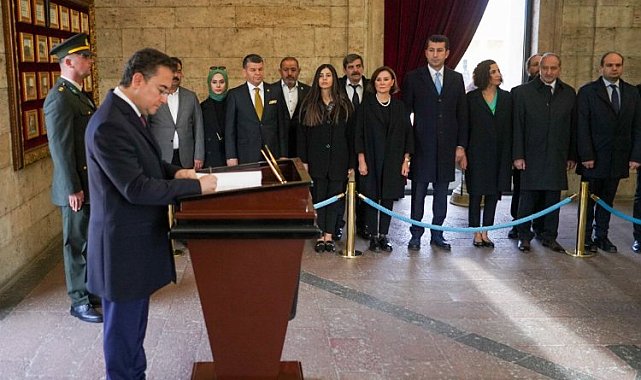 Babacan Anıtkabir özel defterini imzaladı