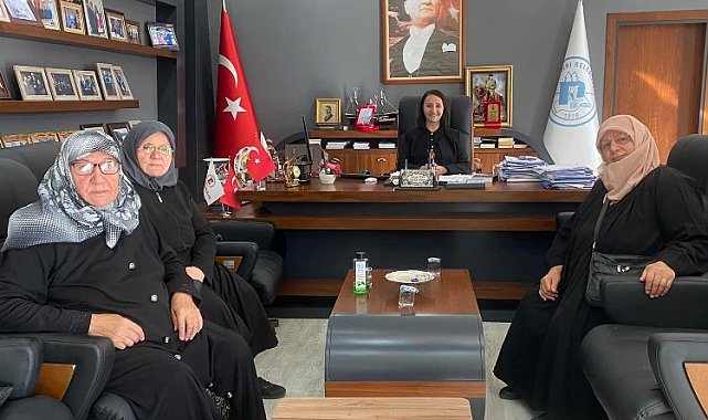 Bilecik Pazaryeri'nde Başkan Tekin gece gündüz vatandaşı dinliyor