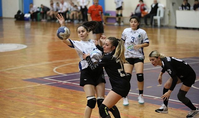 Bursa Büyükşehir Belediyespor Konyaaltı önünde