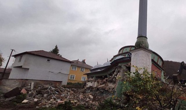 Depremde hasar gören cami yıkıldı