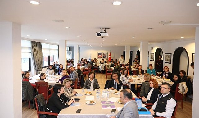 DEÜ'den kadın şiddetine karşı anlamlı etkinlik