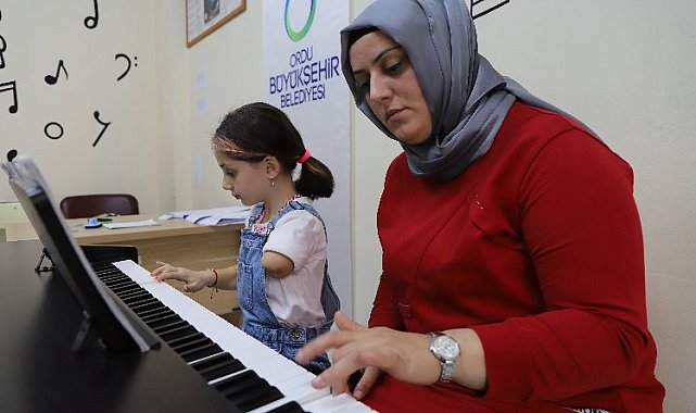Engelleri annesiyle aşıyor! Kızının sol yanı oldu