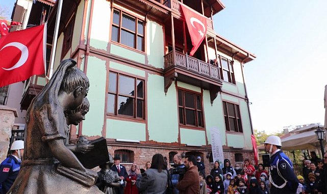 Kocaeli İzmit'te Atamız karanfillerle anıldı