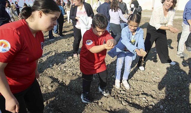 Özel gereksinimi olan çocuklar buğday tohumu ekti