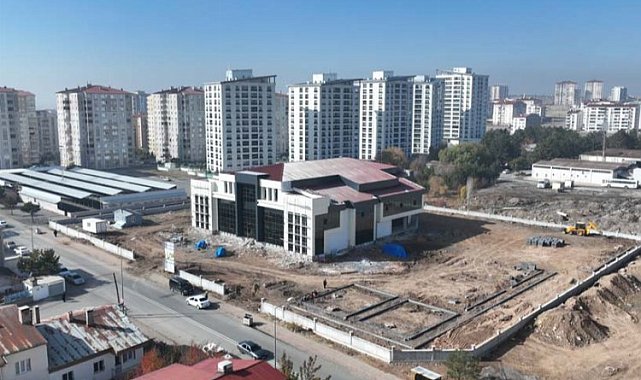 Sivas'ta eş zamanlı yapılan iki kültür merkezi tamamlanıyor