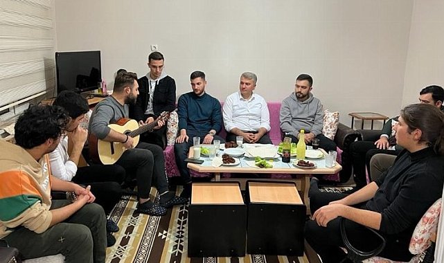 AK Partili Canbey gençlerle çiğköfte yoğurdu