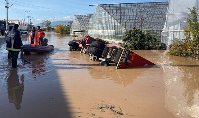 Antalya'yı sel vurdu! Vatandaşlar botlarla kurtarıldı