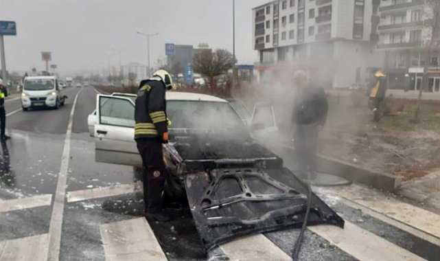 Bingöl'de kırmızı ışıkta bekleyen otomobil alev aldı