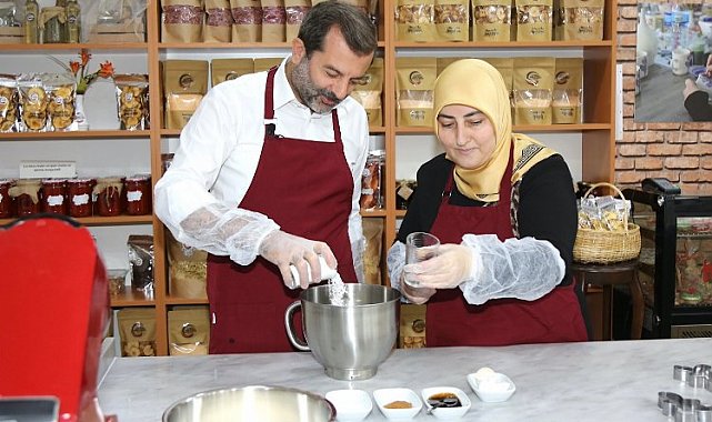 Bursa Gürsu'da Başkan Işık eşiyle 'özel' kurabiyeler hazırladı