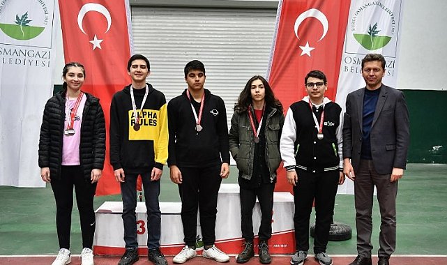 Bursa Osmangazi'de satranç ustaları madalyalarına kavuştu