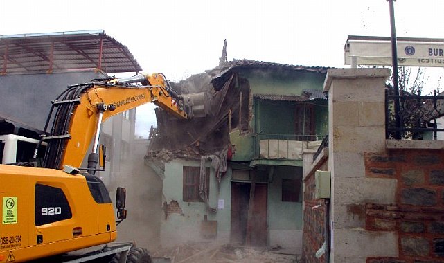 Bursa Osmangazi'de tehlikeli metruklara yıkım