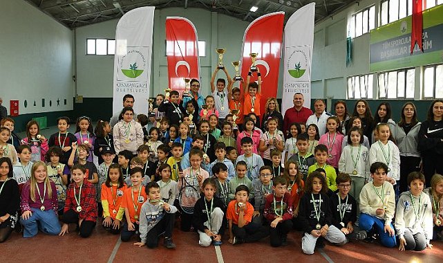 Bursa Osmangazi'de tenis tutkunları performanslarını sergiledi