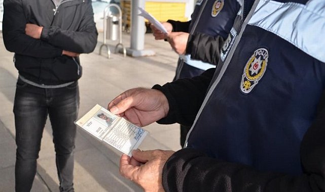 Emniyetin huzur uygulamasında 883 düzensiz göçmen yakalandı