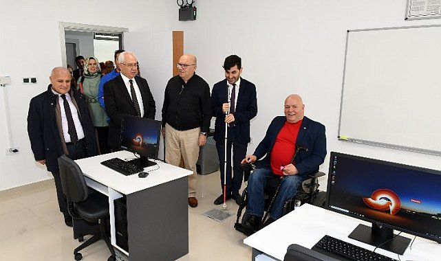 İzmir Karabağlar'da görme engellilere teknolojik laboratuvar
