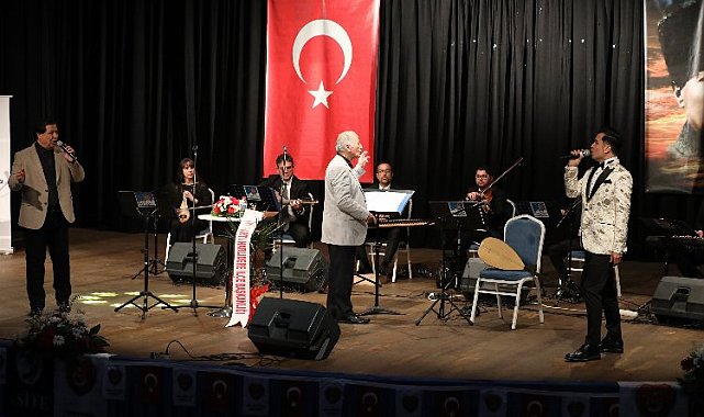 İzmir Narlıdere'de şarkılar eğitime destek için söylendi