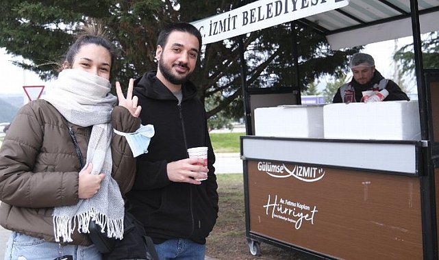 İzmit'te mobil çorba öğrencilerin içini ısıtıyor