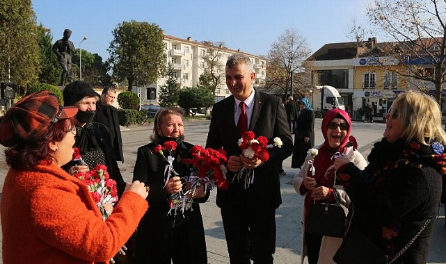 Kocaeli Gölcük'te Başkan Yıldırım'dan kadınlara karanfil