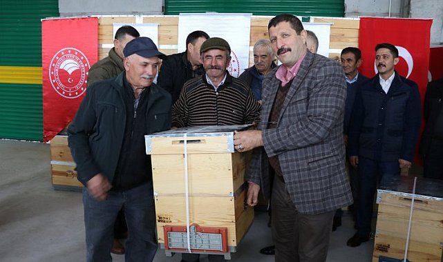 Manisa yılın son hibe fidanlarını Demirci'de dağıttı