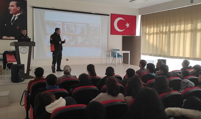 Manisa'da itfaiyeciler liselilerle buluşmaya devam