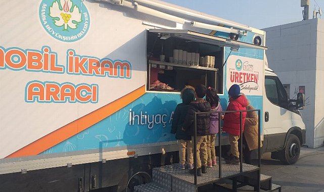 Manisa'da mobil ikram aracı öğrencilerin yanında