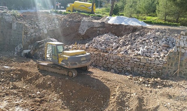 Muğla Büyükşehir'den Marmaris'te zarar gören dereye tamir