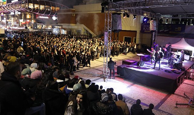 Üniversite öğrencilerinin kış festivali coşkusu