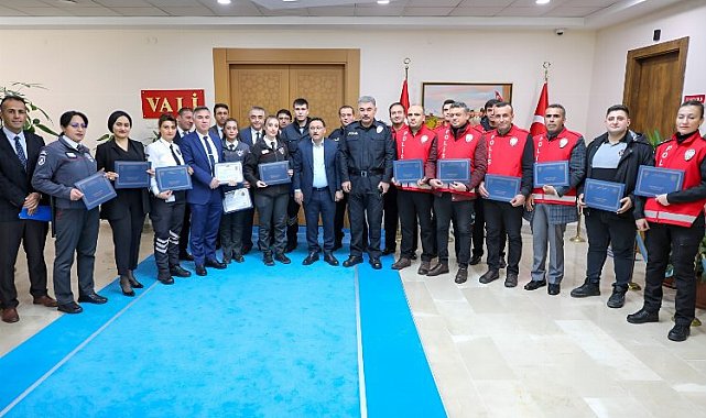Vali Çiçek'ten güven timlerine başarı belgesi