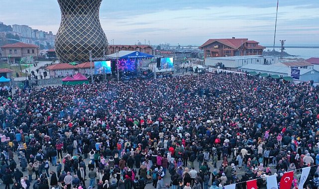 9 mangal standında 2,5 ton hamsi pişirildi