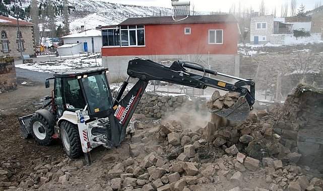 Ardıç'ta metruk yapılar yıkılıyor