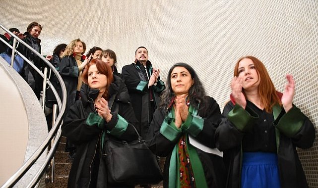 Avukatlardan alkışlı, protesto: Avukatlar davaların tarafı değiliz!