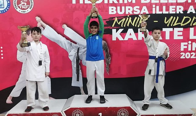 Çayırovalı karateciler Bursa'dan kupa ve madalyalarla döndü