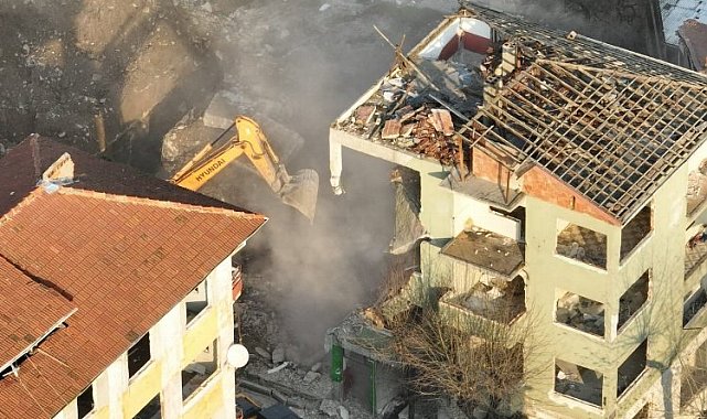 Gölcük'te kentsel dönüşüm için ilk yıkım