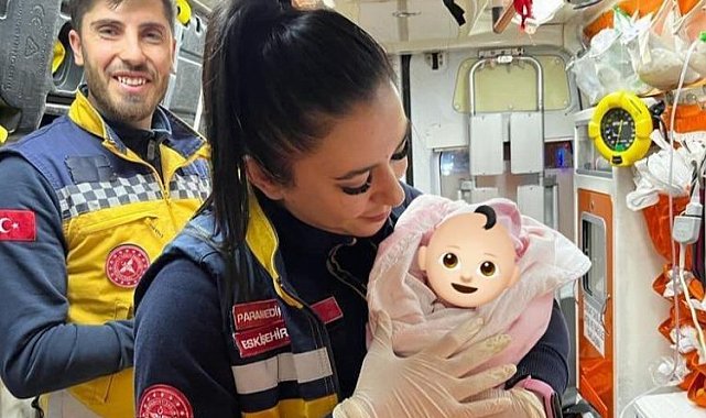 Hastaneyi bekleyemedi, ambulansta doğum yaptı