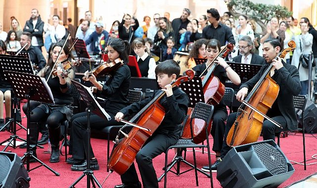 İzmir Narlıdere'de çocuk senfoni sanatseverleri büyüledi