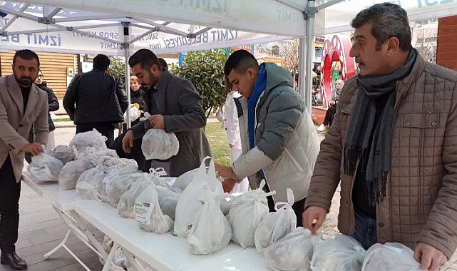 İzmit ürettiği istiridyeleri halka dağıtıyor