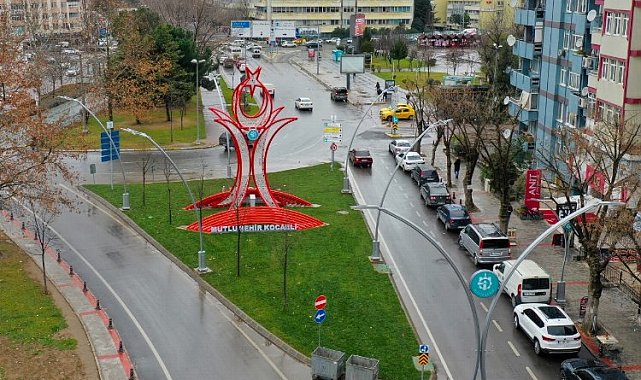 Kocaeli'de İzmit Atatürk Bulvarında üst yapı tamam