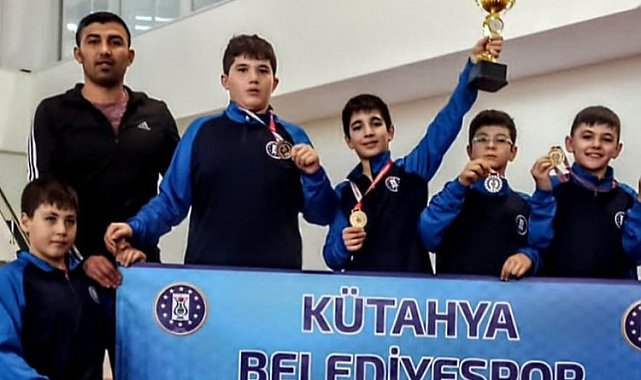 Kütahyalı güreşçiler Manisa'dan kupa ve madalyalarla döndü