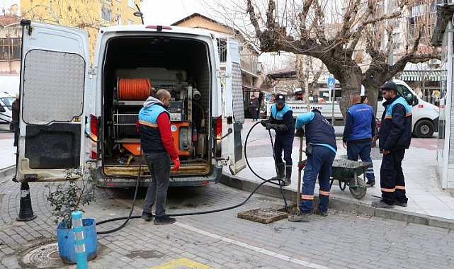 Manisa'da ekipler yağışlara karşı 'ızgara' mesaisinde