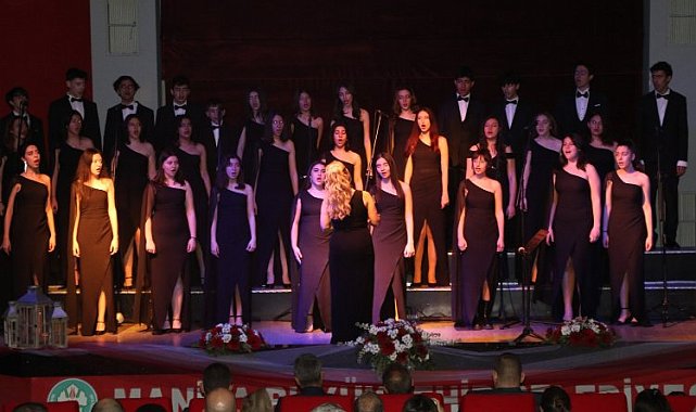 Manisa'da gençlik ve çocuk korosundan muhteşem konser