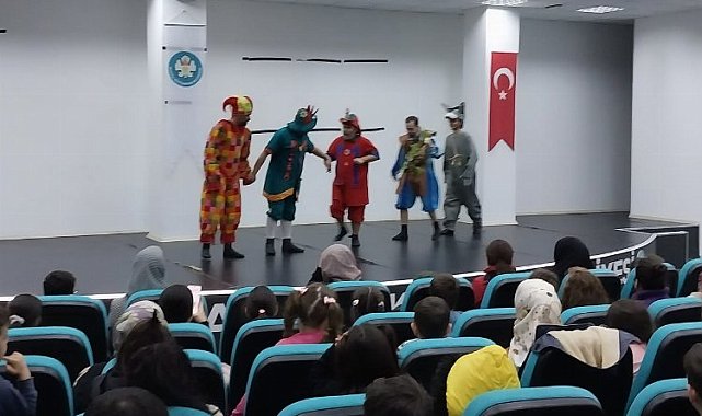 Manisa'da Turgutlulu çocuklara 'Hacivat-Karagöz' sürprizi