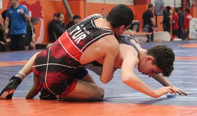 Şampiyon güreşçilere Düzce'de turnuvalı anma