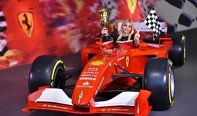 Ünlü mimar Dubai'de Ferrari'yi test etti
