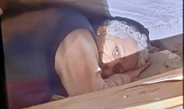 66 yaşındaki kadın 40 saat sonra enkazdan kurtarıldı