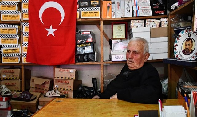 85 yaşında... Sabah 7'de dükkanını açıyor